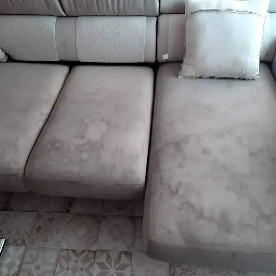 Sofá gris antes de la limpieza