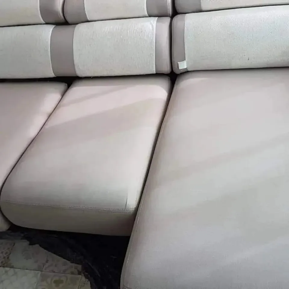 Sofá gris después de la limpieza