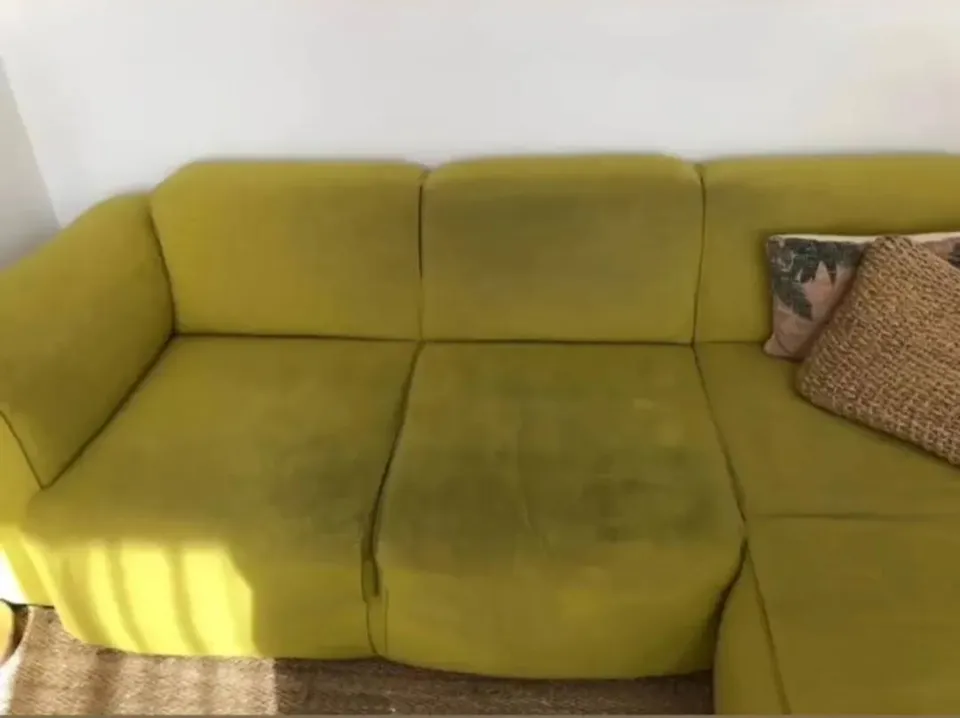 Sofá verde antes del servicio